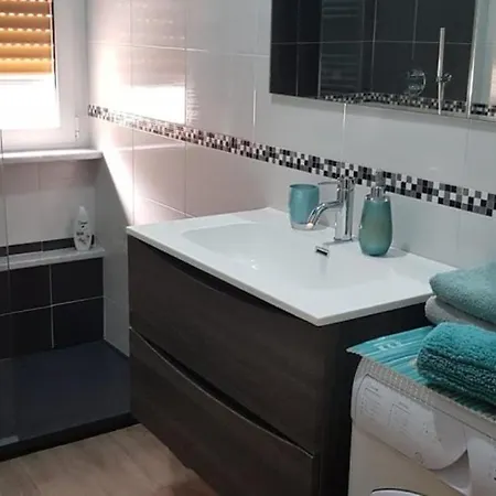 And Easy Apartment *